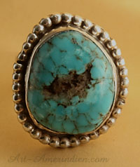 Cette bague western country est ornée d'une turquoise d'arizona naturelle