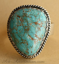 Cette bague Western fabriquée par un artiste américain est en argent avec une gemme de turquoise naturelle brute