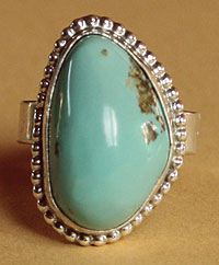 Cette bague Western Country made in USA est ornée d'une turquoise naturelle d'Arizona bleu pâle