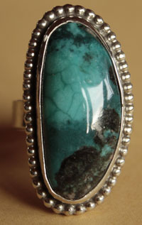 Une magnifique turquoise est sertie sur cette bague western country qui en fait un bijou western made in USA d'exception!