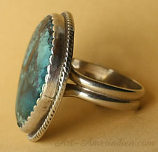 Cette bague Américaine en argent massif Sterling Silver est un bijou Western haut de game, l'anneau est double et la turquoise magnifique