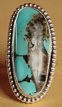 Une turquoise américaine de taille exceptionnelle est sertie sur cette bague Western en argent massif made in USA