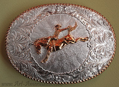 Boucle de ceinture Américaine en bronze et argent, représentant une scène Western de cowboy faisant un rodéo à cheval