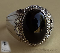 Bague Navajo en argent avec onyx ovale et coquilles sur les flancs