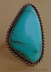 Bague longue amérindienne Navajo avec turquoise bleue entourée d'une corde d'argent