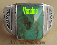 Bague ethnique amérindienne Navajo ornée d'une turquoise rectangulaire et de symboles ethniques amérindiens