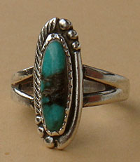 Bijou amérindien authentique, cette bague Navajo signée Bell trading post est en argent et turquoise