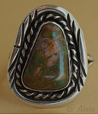 Une rare turquoise Royston Boulder mine décore cette bague amérindienne ancienne