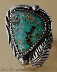 Bague Navajo ancienne ornée d'une turquoise Spiderweb et de symboles amérindiens, bijou Navajo signé par l'artiste indien Robt Kelly