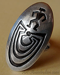 Bague Navajo en argent massif, bijou amérindien ancien avec le symbole tribal Man in Maze