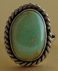 Bijou amérindien ancien, cette bague tribale Navajo est ornée d'une superbe turquoise verte