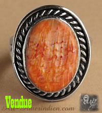 Bague Navajo en argent ornée d'un fragment de coquillage orange