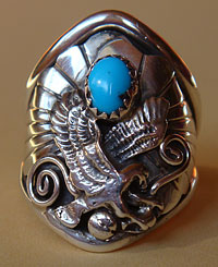 Bague tribale Navajo, aigle et turquoise sur fond argent massif orné de symboles indiens