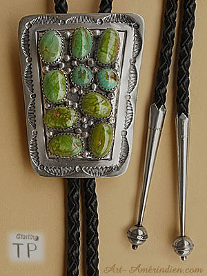 Bijou western country, ce bolo tie amérindien Navajo en argent massif et turquoises vertes est signé par l'artiste amérindien Navajo TP