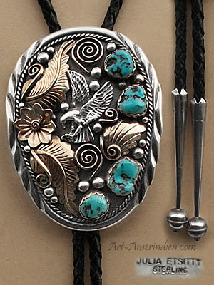 Bolo tie south western américain Navajo en argent massif et turquoises, orné de plumes d'aigle et de symboles amérindiens