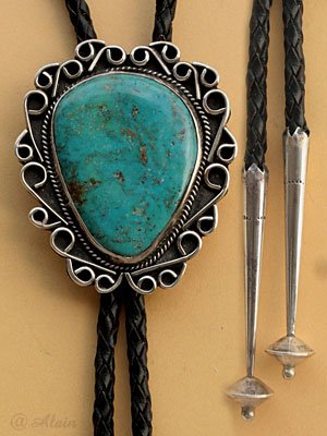 bolo tie amérindien Navajo en argent avec une turquoise South Western du Nevada USA