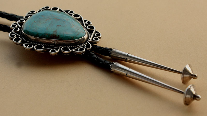 Bolo tie amérindien en argent massif, turquoise du Nevada et cordon cuir tressé, embouts en argent