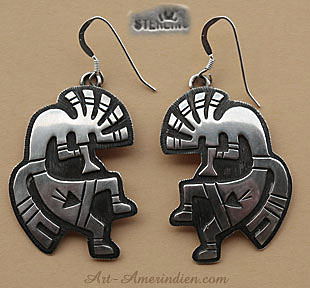 Boucles d'oreilles amérindiennes ethniques Hopi représentant le Kokopelli Dancer en argent massif