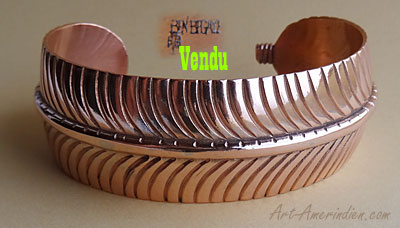 Bracelet Navajo en cuivre massif, bijou amérindien représentant une plume d'aigle