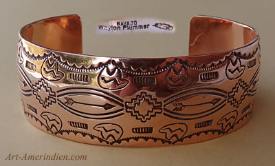 Bracelet ethnique amérindien Navajo en cuivre massif symboles Ours, coiffe de plumes, enclos