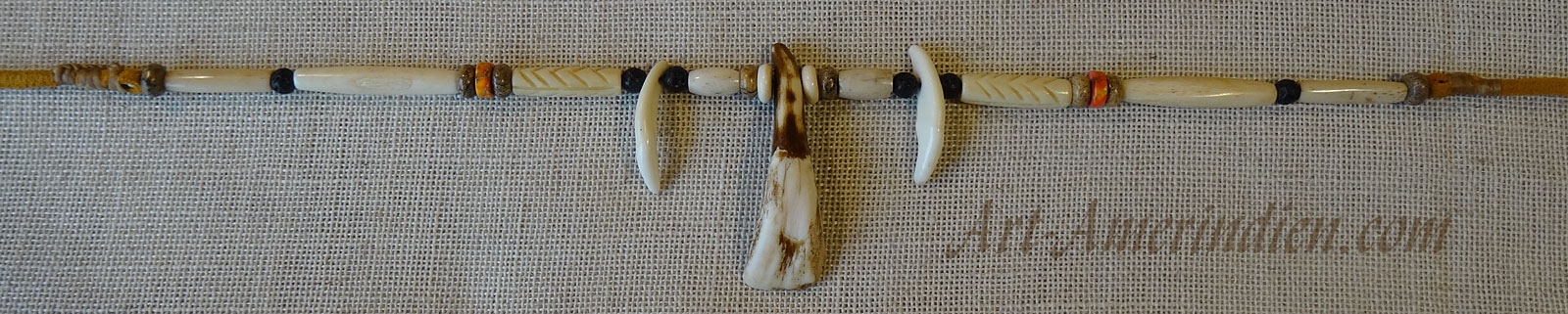 Collier ras de cou ou choker indien en perles d'os et rondelles de corail, petites perles de lave, orné d'une dent de bison et de 2 dents de coyote, lacet en cuir.