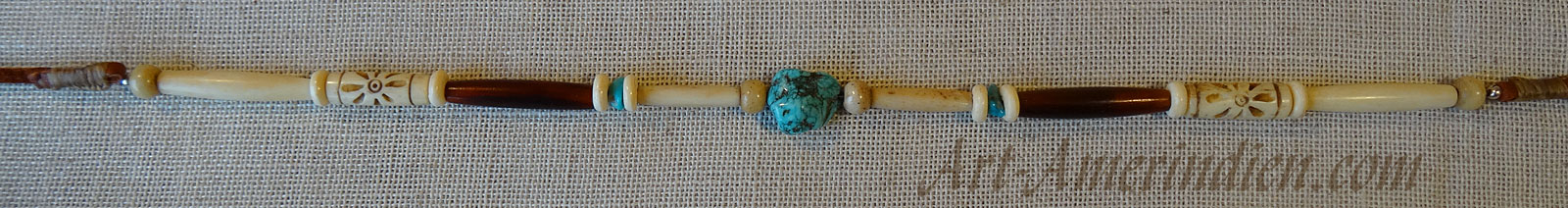 Collier ras de cou ou choker indien en perles d'os et de corne, gemme de turquoise, lacet en cuir.