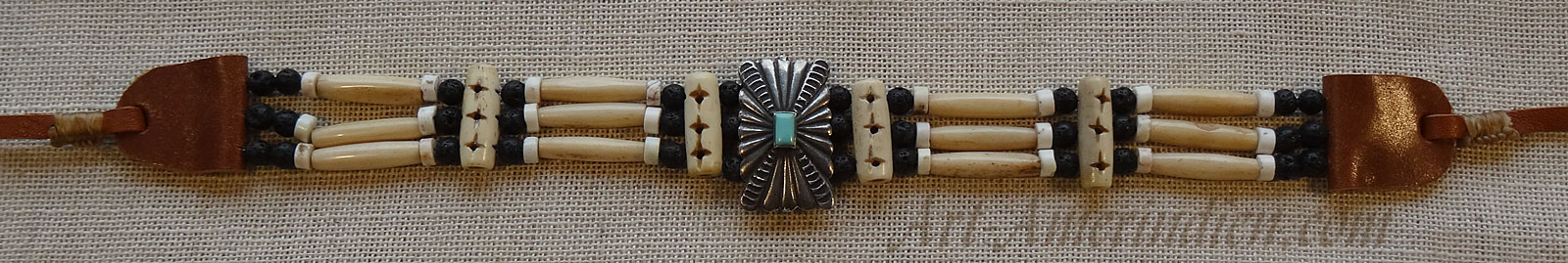 Collier ras de cou ou choker indien 3 rangs perles d'os et de lave, orné d'un médaillon Navajo en argent avec turquoise, lacet en cuir.