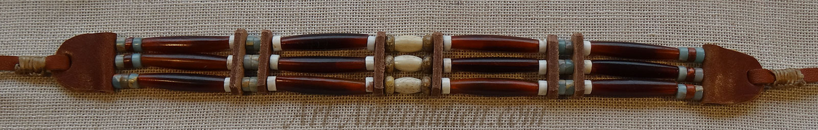Collier ethnique tribal, choker indien en tubes d'os et de corne marron, perles en pierres et en corne, lacet en cuir.