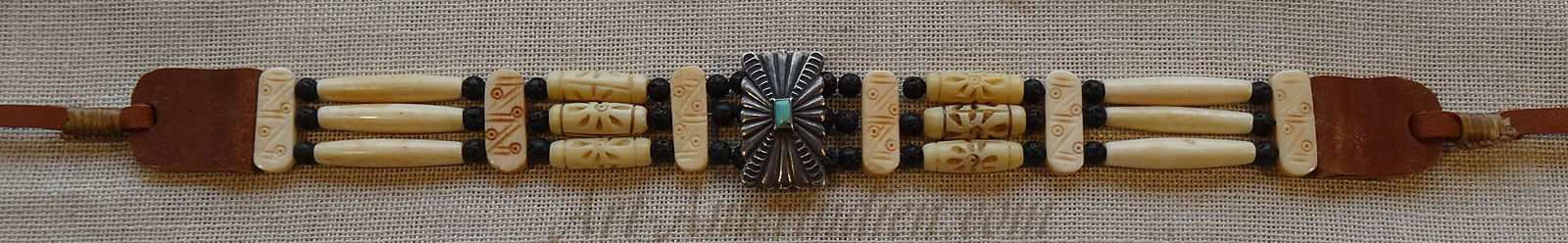 Collier ras de cou ou choker indien, perles en tubes d'os, perles de lave, orné d'un médaillon Navajo en argent et turquoise, lacet en cuir.