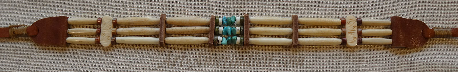 Collier ethnique ou choker indien en tubes d'os et perles de turquoises, lacets en cuir.