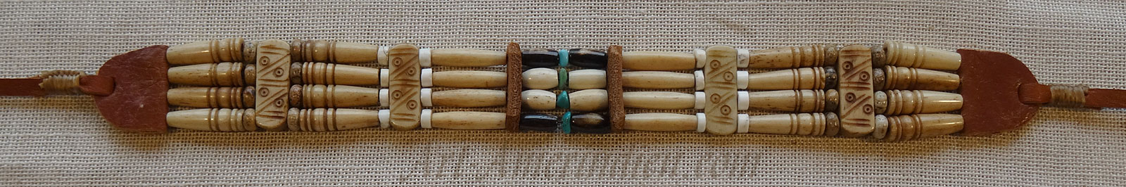 Collier ethnique ras de cou ou choker indien 4 rangées de tubes en os et perles de turquoises, lacet en cuir.