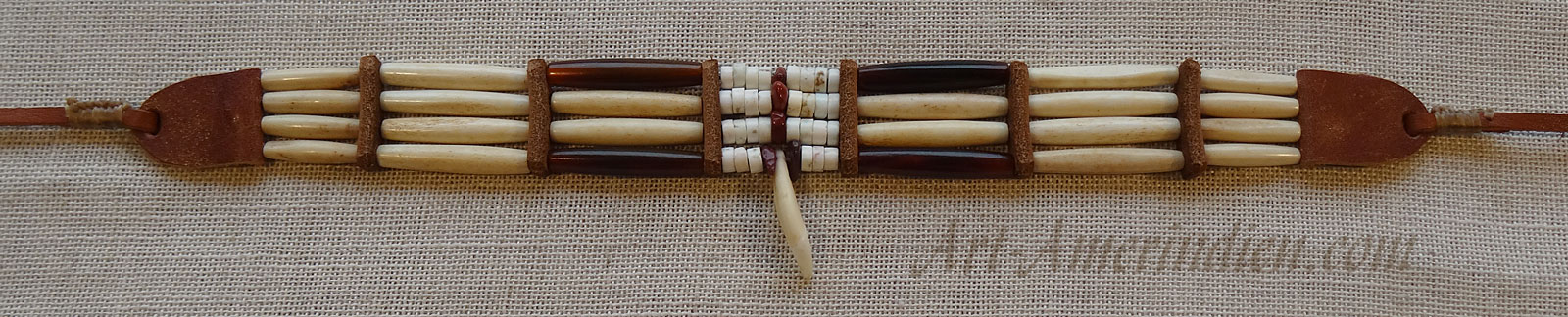 Collier ras de cou ou choker indien, 4 rangs de tubes en os, en corne, et perles pierre blanche, dent de coyote, lacet en cuir.
