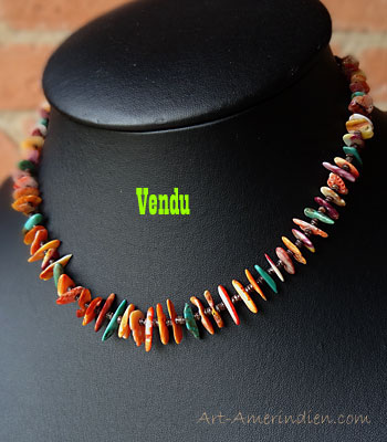 Ce collier amérindien ethnique Santo Domingo est réalisé en perles de coquillage de couleur orange et turquoises