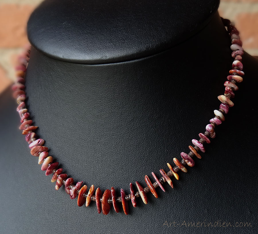 Collier amérindien ethnique Santo Domingo, ras de cou en perles de coquillage spiny oyster mauves