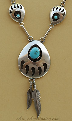 Bijou ethnique Navajo, ce collier amérindien est en argent massif et turquoises, pendentif en forme de pattes d'ours
