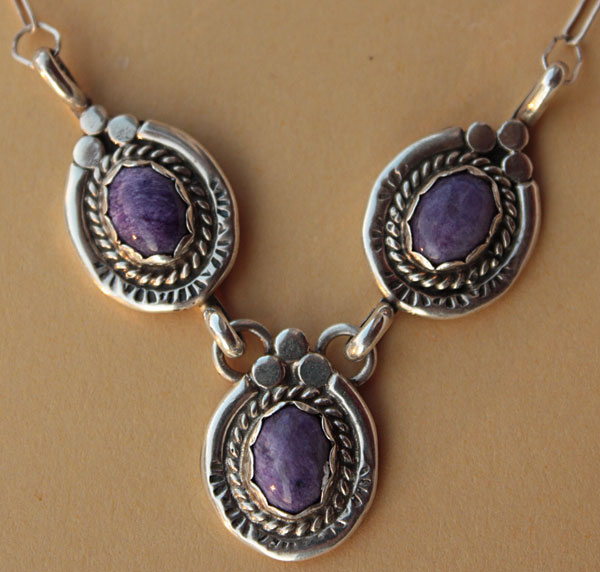 Le pendentif de ce collier Hopi orné de trois gemmes de Sugilite.