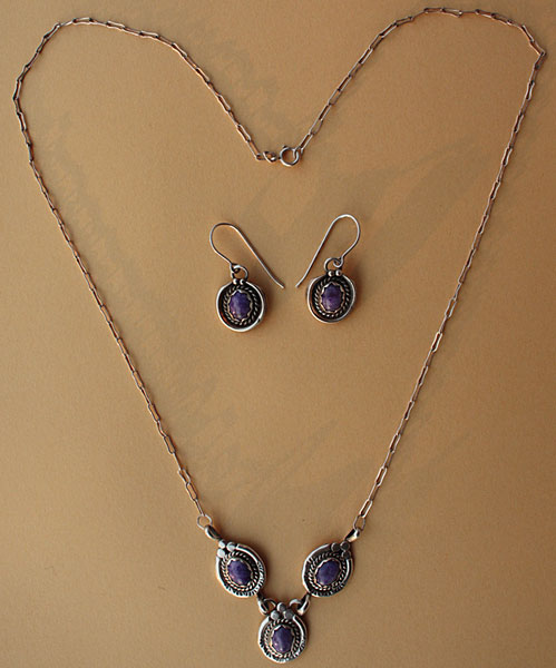 Parure amérindienne Hopi, collier + boucles d'oreilles, signée par l'artiste Hopi Ramona Poleyma soeur de Charles Loloma. Hopi American Native Indian necklace and earrings set hallmarked Ramona Loloma Poleyma syster of Charles Loloma.