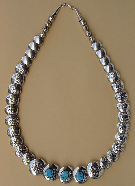 Collier amérindien réalisé en perles d'argent creuses estampées de motifs ethniques tribaux amérindiens et 3 perles avec Turquoises