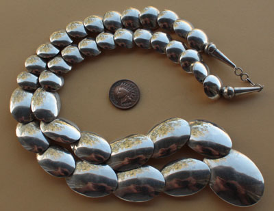 L'envers de ce collier ethnique amérindien Navajo en perles creuses d'argent de tailles croissantes