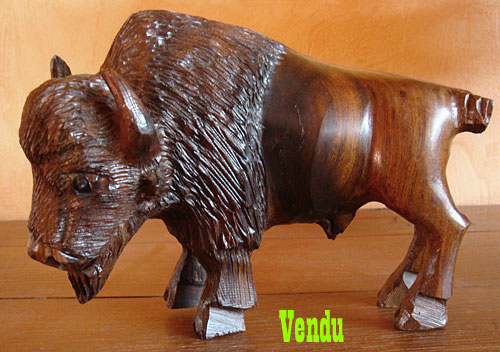 Sculpture amérindienne Navajo, bison en bois de fer