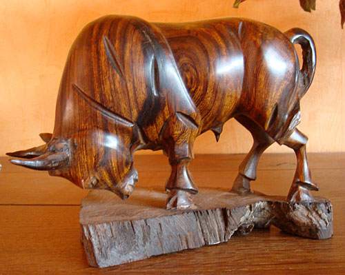 Sculpture amérindienne Navajo en bois de fer représentant un taureau au combat