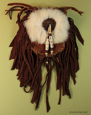 Medicine Bag Amerindien en cuir d'elan, avec franges, décoré d'une peau de lapin blanc, de perles d'os gravées et de bois de cerf