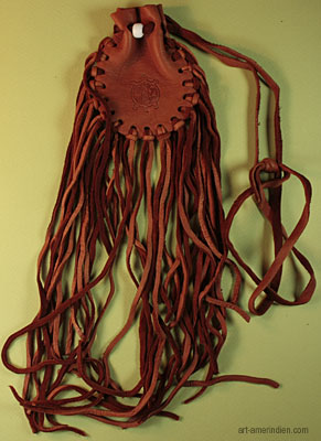 Medicine bag amérindien en cuir d'elan, orné d'une perle de verre blanche et du symbole amérindien de la tortue, longues franges en cuir