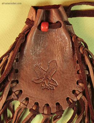 détail de l'aigle symbole américain décorant ce medicine bag amerindien avec franges de cuir