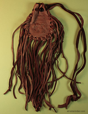 Medicine bag amérindien en cuir d'elan avec de longues franges et une perle noire