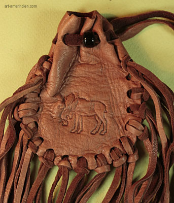 détail du motif imprimé et de la perle ornant ce medicine bag amerindien en cuir et longues franges.