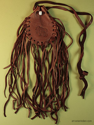 medicine bag en cuir avec longues franges en cuir d'elan tres souple, orné d'un elan et d'une perle en verre blanche
