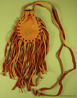 Medicine bag Amérindien en cuir jaune avec franges orné d'une perle orange et du symbole amérindien Kokopelli