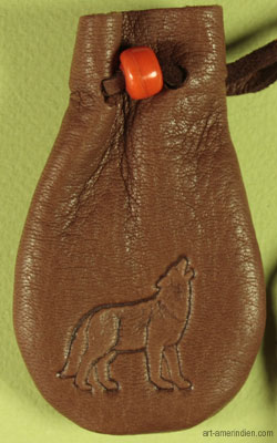 Détail du motif de loup hurlant à la lune incrusté sur ce medicine bag amérindien en cuir d'élan