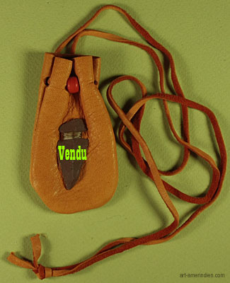 Medicine bag amérindien en cuir orné d'une pointe de flèche et d'une perlle de verre orange